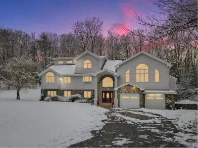 5 BR Luxury Escape with Hot Tub, Home Theater, Arcade, Min from Lake & Slopes  호텔