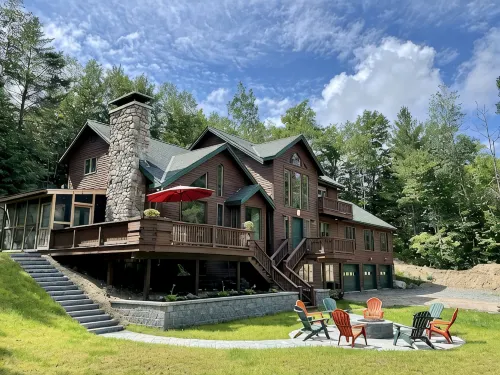 Cliff View Loj Home is in a Quiet Neighborhood Walking Distance to Mirror Lake. - 4-Star