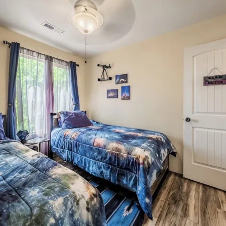 Well appointed condo close to trails with pool and hot tub. Enjoy the views