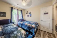 Well appointed condo close to trails with pool and hot tub. Enjoy the views