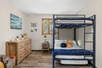 Charming 2-Bedroom Cottage with Game-Room and WiFi in Bolton Landing/Lake George