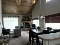 Idyllic Big Sky Stay, Immaculate 3bed/3bath Townhome, Private Hot Tub - Jakuzi