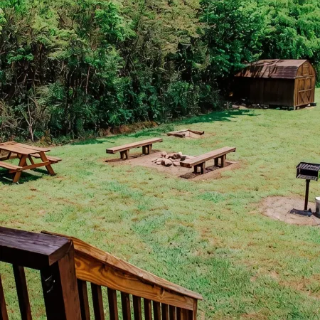 Country Life~ Hot Tub, Pool Table, Foosball, Fire Pit and Short Stroll to Creek.