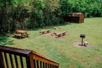 Country Life~ Hot Tub, Pool Table, Foosball, Fire Pit and Short Stroll to Creek.