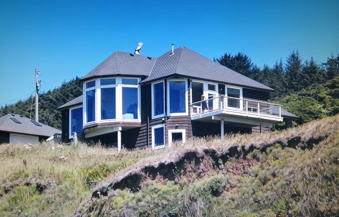 Where Views, Stars & Wildlife Meet: Your Secluded Cliffside Escape Awaits!