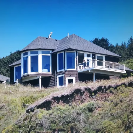 Where Views, Stars & Wildlife Meet: Your Secluded Cliffside Escape Awaits!