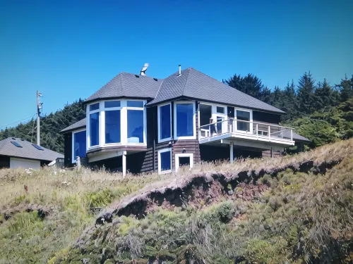 Where Views, Stars & Wildlife Meet: Your Secluded Cliffside Escape Awaits!