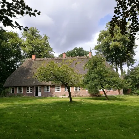 Holiday in historic thatched-roof estate from 1750