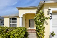 Blue Heron Lakeview Pool Home Close to Clearwater