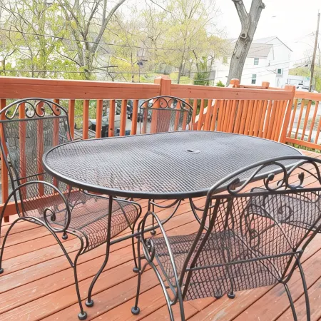 Large 5-Bed Modern Family Retreat with Kitchen & Free Parking Near Boston!
