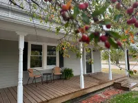 Crabapple Cottage     Your cozy temporary home - Homestays