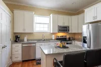 Modern 3-bedroom house, TV each room,big fence yard, Pet stay free, Lighted Deck