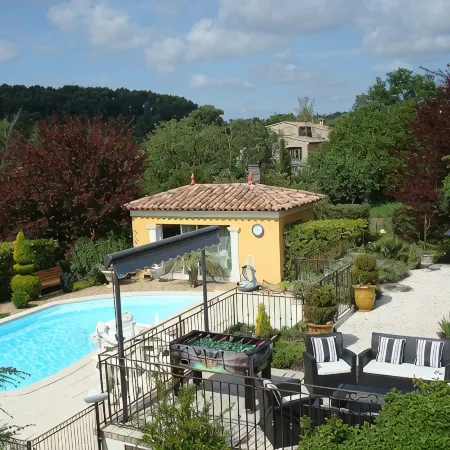 Country cottage fully furnished, in private property, quiet.