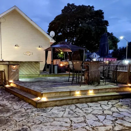 Family & Business Travel Ready- North Beach Bungalow!  Minutes to Everything!