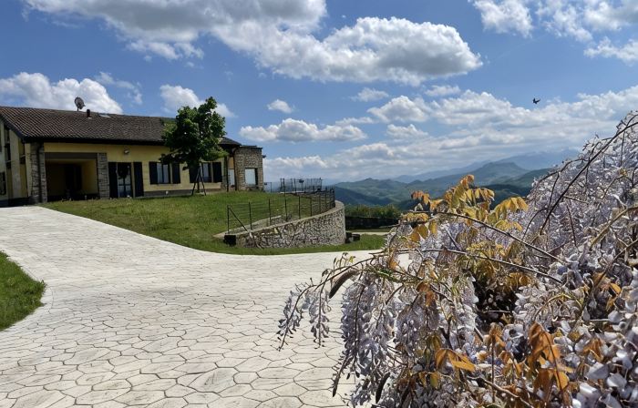 Villa Cavalieri in Vedriano with a panoramic view of the Reggio Emilia hills