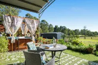 The Studio Retreat perfect for a quiet romantic break. Pet friendly, hot tub.