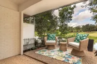 Perfect blend of style and serenity in this 3-br, 2-bath bungalow guest house. - 4-Star