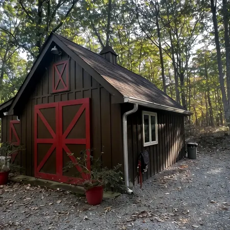 Rising Fawn Barn Guesthouse in the Woods on Lookout Mountain GA. Отели в г. Дейд