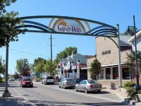 Sandalwood Cottage | Hot Tub | Walk to Beach | Firepit | Grand Bend & the Pinery - Wi-Fi