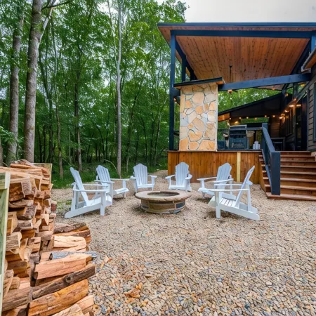 WILL HIKE FOR TACOS luxury spacious cabin, cozy, quiet, amazing deck. sleeps 8