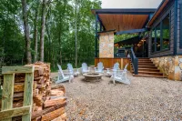 WILL HIKE FOR TACOS luxury spacious cabin, cozy, quiet, amazing deck. sleeps 8