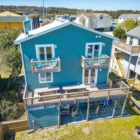 Spacious (multi) Family Home - Walk to Beach and Restaurants - "Cerulean C"