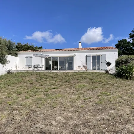 Rare! Seafront vacation home with direct access to sea and beach