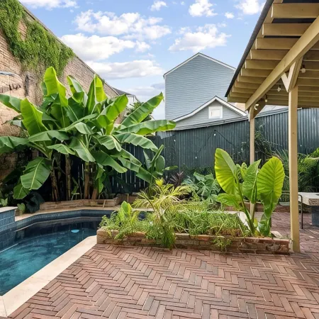 1 Block to Parade & St Charles, Heated Pool & Hot Tub, Walk to French Qtr
