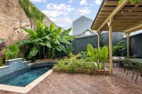 1 Block to Parade & St Charles, Heated Pool & Hot Tub, Walk to French Qtr - Private Pools