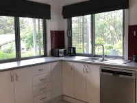 Bright and spacious bungalow in authentic bush setting Hotels in Creswick