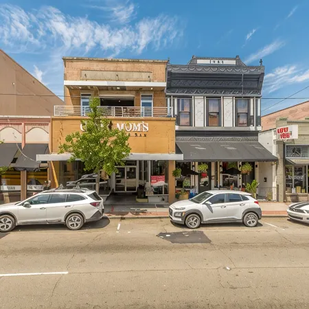 Downtown Hammond 2 Bedroom, 2 Bath Newer Condo
