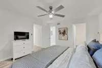 Jupiter Bay Resort Condo, steps to the beach! Comfortably sleeps family of 4! - balcony