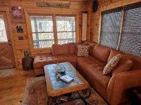 Relaxing 2 bedroom 2 bath cabin minutes from Dahlonega city center!