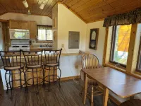 Cozy 2 bedroom cottage with full kitchen minutes from Pictured Rocks Cruises!
