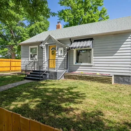Adorable Downtown Loveland Chalet