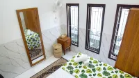 Almira Home Stay Banyuwangi Kota 3 Bedroom Syariah - Wifi