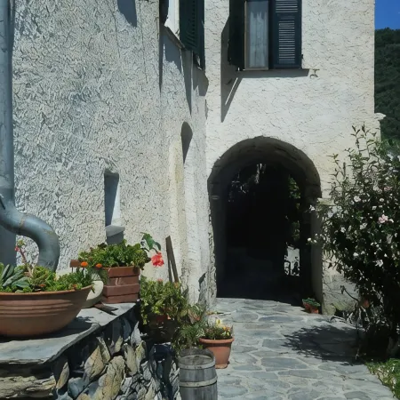 Ligur. Mansion from the 12th century for 2/3 P., in mountain village, 10 km to the sea