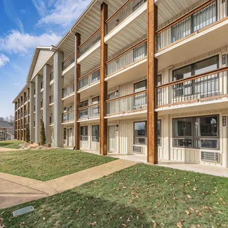 Roark Downtown Branson, Pools, Playground!