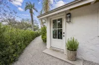 Charming Studio Apartment E - Steps to Beach & Dining - 4-Star