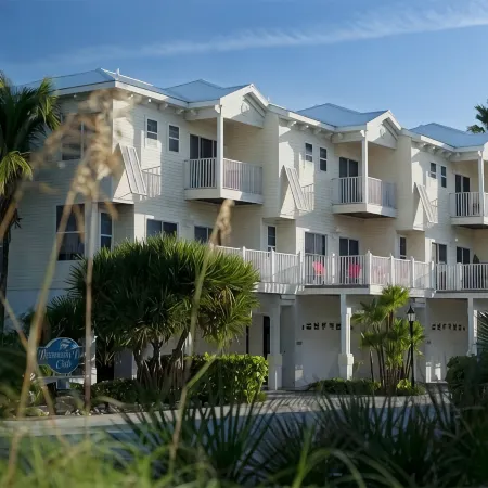 Bermuda Bay Un9 Elevator, View of Beach, Heated Pool and Spa, Nice Interior