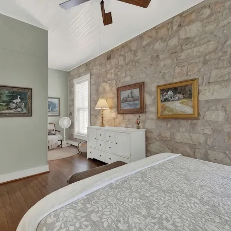 Fountain Suite-Stay Right on Historic Main Street in the Heart of Fredericksburg