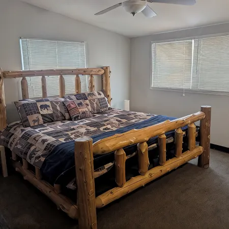 Near the park! 3-bedroom house with wifi and AC