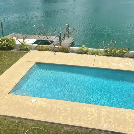 Luxury 2/2 Sleeps 6. Grand Bahama Condo w/ POOL, Boat Dock plus close to BEACH!