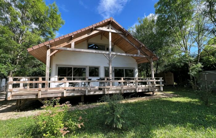 Cottage 6 to 8 people, House wood layout quality. Near lake Bcp of space