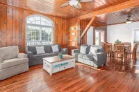 Flamingo Chalet: Newly Remodeled with Fire Pit - Wifi