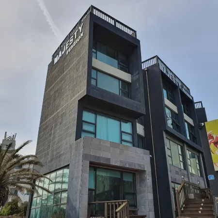 Jeju Majesty Pension Отели рядом с достопримечательностью «Пляж Хёпчже»