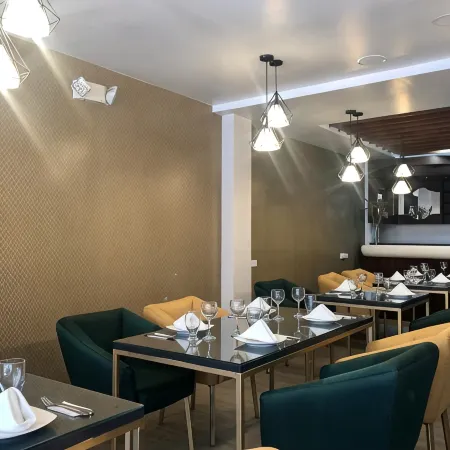 Hotel Makroz