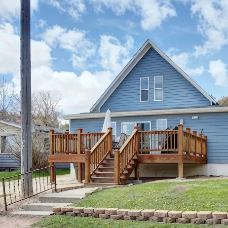 Spacious 3BR Home w/ Deck – Right in Downtown Custer, Shops & Dining! Отели в г. Кастер