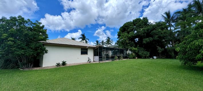 CHARMING! 3-bedroom house with Pool, WiFi, AC in marvelous Fort Myers near beach アイオナのホテル
