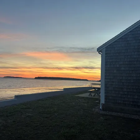 Beach front Cottage, close to downtown - Private Beach and Great Water views